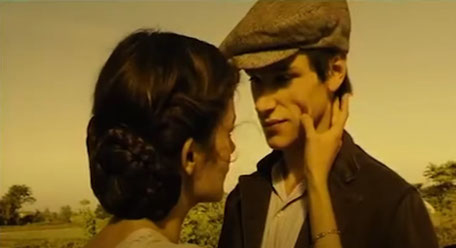 Mathilde (Audrey Tautou) et Manech (Gaspard Ulliel) séparés par la guerre