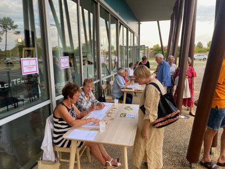 Premiers contacts avec les adhérents lors de la remise des cartes