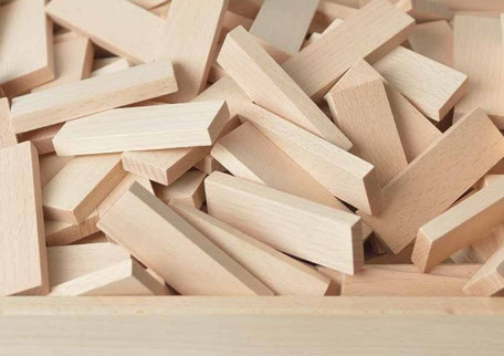 NOKUBIの国産木製玩具は、知育玩具として1歳から1歳半の赤ちゃんにおすすめです。この積み木は、空間認識能力や運動能力を発達させ、手作りのブナ材で製作されています。積み木は親子で楽しむことができ、育児や子育てに役立つ教材としてモンテッソーリ法でも使用されています。指先を使いながら木育を促進し、老人の認知症予防にも貢献します。プレゼントとしても最適で、誕生日にはキューブ型の立方体積み木を贈って、数学的な知識も育みましょう。ままごとキッチンセットやカラーボックス、キッチン用具などが揃っており、自分で出来る片