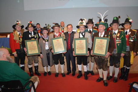 Verleihung Goldene Verdienstmedaille  des Bundes der Tiroler Schützenkompanien an den Ehrenhauptmann der Schlaitener Schützen Josef Klaunzer