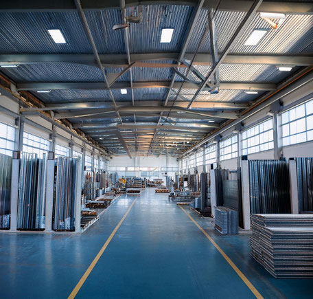 Plattenverschraubungen aus Kunststoff von Kälin Plastik AG für Fenster-Systeme – präzise, langlebig und sicher im Rahmen verbaut.