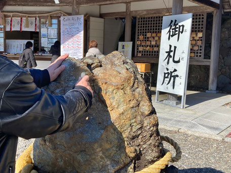 巨大な火打石の神恵岩でも切り火ができる。火打金は叩きつけるのではなく、擦るように動かすのがコツ
