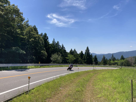 ささぐれもみじ街道のゆったりとしたカーブを進む