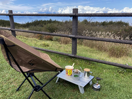 コーヒー体験セットはチェア、テーブル、マグカップ、ポット、ガスバーナーコンロ、そしてドリップバッグコーヒー1個を含む