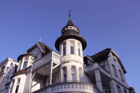 wunderschöne, weisse Hausfront mit Erker und Turm der Praxis der Zahnärzte am Lister Turm – Waldstr. 1, Dr. Wiechmann und Dr. Wolters, bei strahlendem Wetter