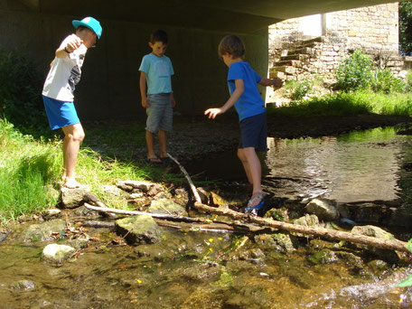 plaisirs d'enfants sous le pont les pieds dans l'eau