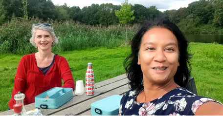 Brigitte van Uden en Marthe van der Linden in het Schollebos