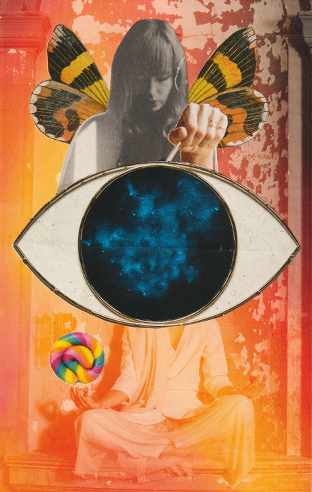 Kunstcollage van een vrouw in meditatiehouding met vlindervleugels en een groot oog, in warme oranje tinten  
