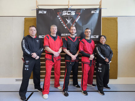 Das Trainerteam des MTV Altendorf, Stefan Rössel, Kajetan Nowak und Hakan Celik und die Eskrima Großmeister des SCS Eskrima, Frans und Leonora Stroeven (sie stehen links und rechts außen)