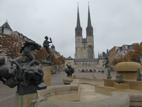 Moderner Brunnen vor dem Hallmarkt, Foto: Weil