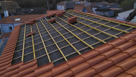 Réalisation d'une couverture en tuile GR13 avec écran sous-toiture sur une ancienne maison 