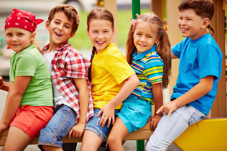 Lachende Kinder vor der Kinderarztpraxis Gauting.
