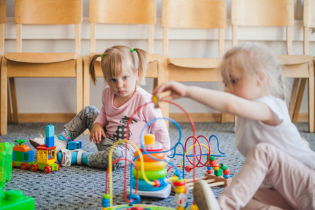 Spielendes Kleinkind in Kita.