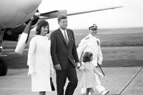 © Robert Knudsen · White House Photographs · John F. Kennedy Presidential Library and Museum, Boston