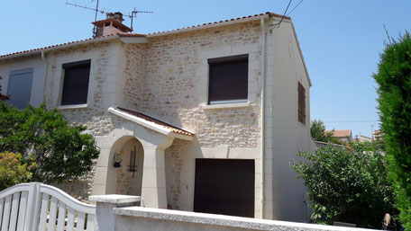 Maison de ville en enduit sculpté nuancé brun et orangé