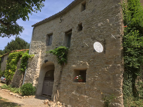 Façade en pierre rénovée d'un gite sur Lunas