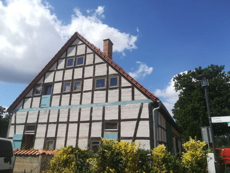 Giebelseite eines alten Fachwerkhauses, das mit Hanfkalk saniert wurde.