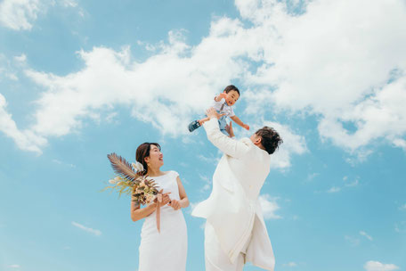 ビーチでウェディングフォト撮影する新郎新婦