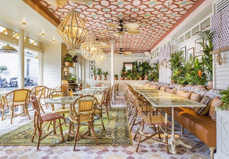 In einem Pariser Loft im Haussmann-Stil begeistert ein Klavier-Gesang-Duo mit jazzigen Melodien. Ihre elegante Darbietung verleiht einem Geschäftsessen einen Hauch von Pariser Charme und Raffinesse.