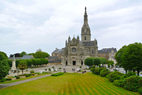 Animatrice liturgique pour messe de mariage, baptême, obsèques - Animation chants de messe Morbihan Vannes Hennebont Auray Ploërmel Pontivy Auray BRETAGNE