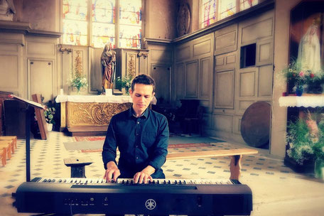 🎹 Musiciens professionnels pour messe de mariage à Auray, chants sacrés et classiques liturgiques interprétés en duo lors d’une cérémonie nuptiale en Morbihan sud.