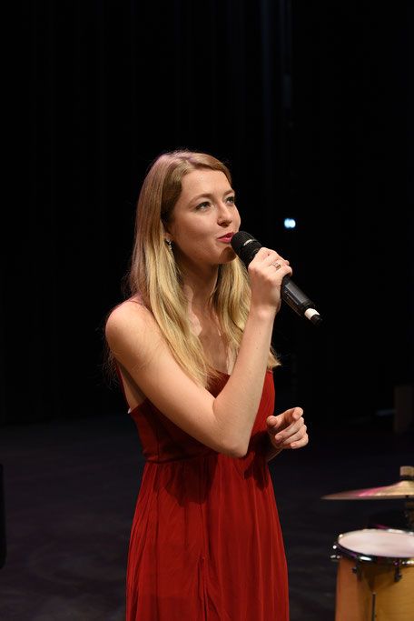 Chanteuse et musiciens animant un événement professionnel à Alençon (61)