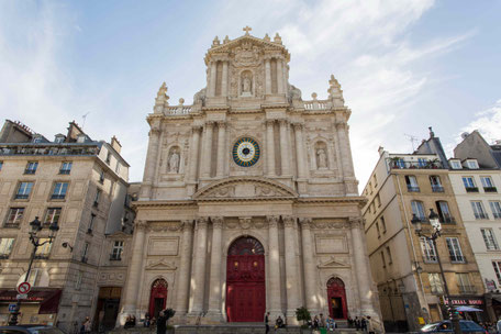 Animatrice liturgique, chanteuse et pianiste assurant l’animation musicale et les chants de messe lors de cérémonies religieuses à Paris et en Île-de-France.
