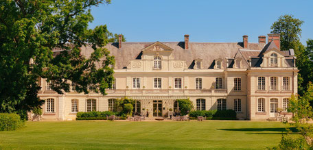 In a picturesque Maine-et-Loire manor, a pianist-singer duo captivates a corporate event with smooth jazz and chansons. Their refined performance weaves an elegant, inviting ambiance for a memorable evening.