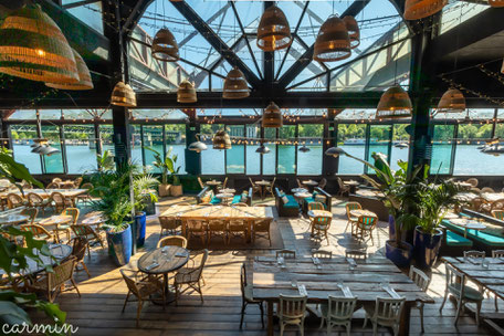 Piano and vocals creating magical atmospheres for weddings and special occasions in Paris.