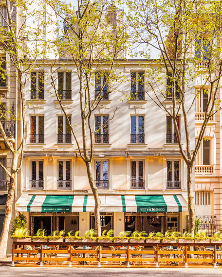 In einem Pariser Hotel verzaubert ein Duo aus Pianist und Sängerin mit sanften Klängen und betörender Stimme. Perfekt für Firmencocktails, schafft es eine intime, elegante Atmosphäre in der Stadt der Lichter.