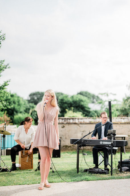 Animation musicale sur mesure pour une soirée privée ou un anniversaire dans un château du Val de Loire, avec duo piano-voix ou trio selon l’ambiance souhaitée.