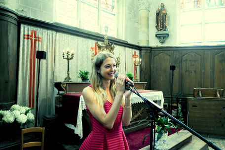 Messe de mariage accompagnée par notre duo chanteuse & pianiste, chants religieux et arrangements personnalisés en Eure. ⛪🎤🎹