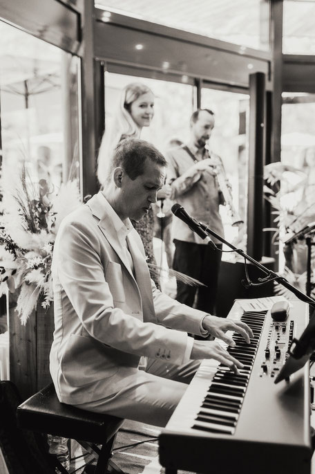 Trio pop-jazz avec saxophone et percussions à Bressuire (79). Animation musicale haut de gamme pour cocktails, mariages et soirées privées dans tout le département des Deux-Sèvres.