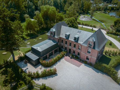 1. Stylish live music enhancing ceremonies in Gisors estates.