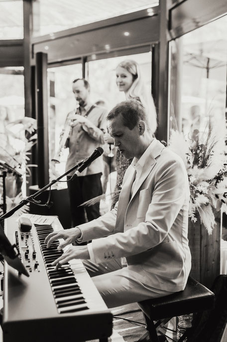 Performance musicale de duo piano-voix lors d’un apéritif de mariage à Fleury-les-Aubrais, atmosphère chaleureuse et conviviale pour invités 🍾✨