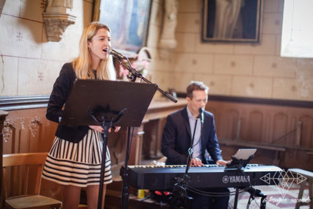 Duo chanteuse animatrice liturgique et pianiste animant une messe de mariage en Sologne
