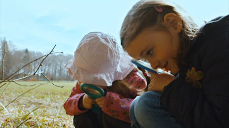 Kinder mit Lupen am Beobachten der Natur