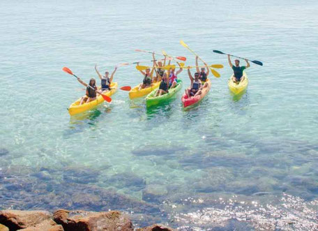 grupos haciendo kayaks en la playa de Tarifa