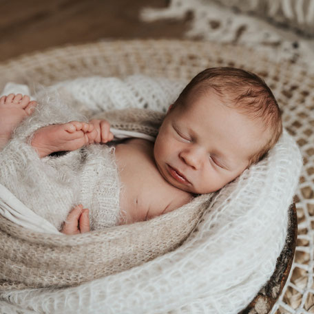 babyfotograf-Neugeborenes-baby-gepuckt-neugeborenenshooting-dresden-radeberg-ottendorf-okrilla-hebamme