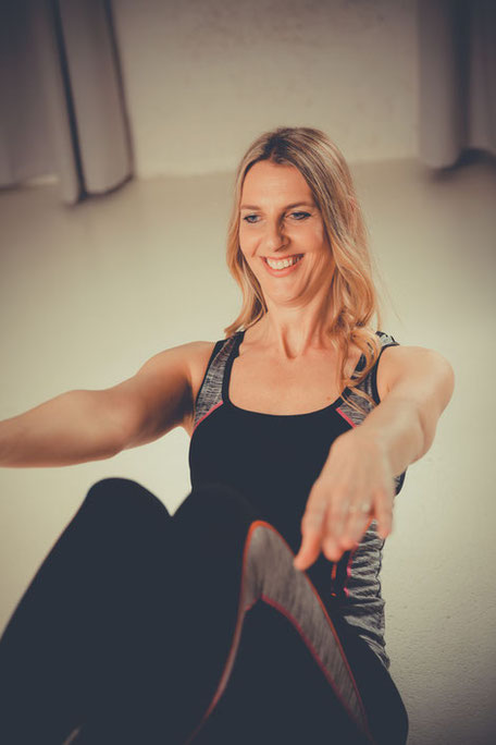 Ramona Dietrich auf dem Boden beim Pilates