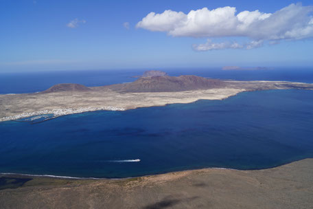 Lagune mit blauem Meer und Wolkenhimmel