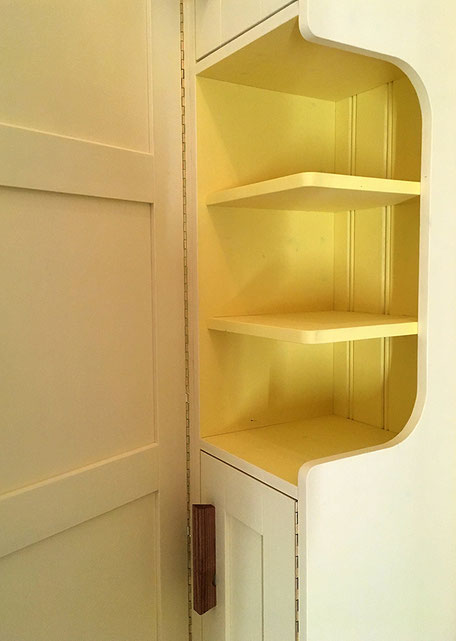 Flurschrank Zitronengelb, Detail Ablage Regal, Englischer Stil. 