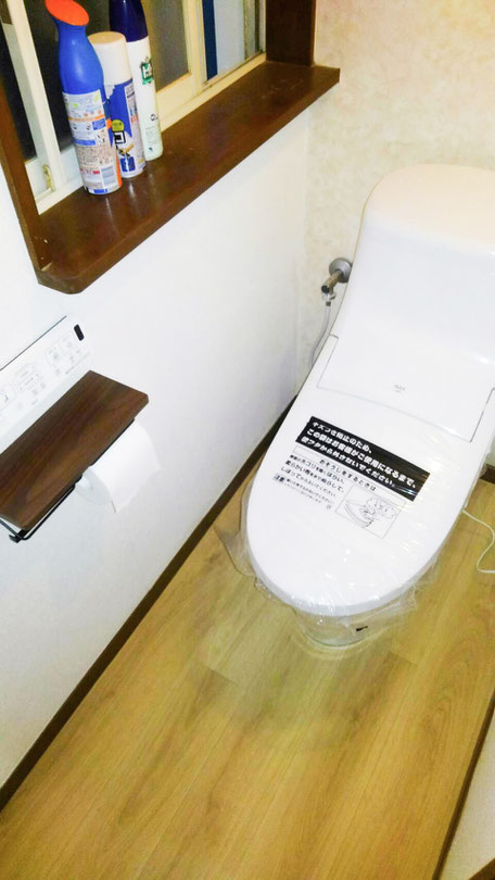 流山市でトイレ交換と床クロス張り替え　1