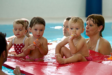Das Kleinkinderschwimmen ermöglicht soziale Kontakte zu anderen Kindern im gleichen Alter. Da zeigt es sich deutlich, wie unterschiedlich die Kinder auf das Wasser und Spielzeuge reagieren.
