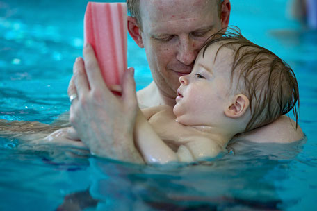 Ein wundervoller Kuschelmoment im Babyschwimmen, im welchem sich das Kind bei seinem Papi erholt. Diese Nähe schafft Vertrauen und gibt dem Kind, wieder Kraft für die nächste Herausforderung.