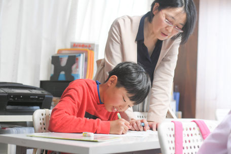 小学生学習指導　はまだ塾での授業の様子