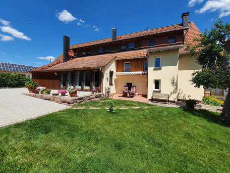 Südseite Hof vom Garten