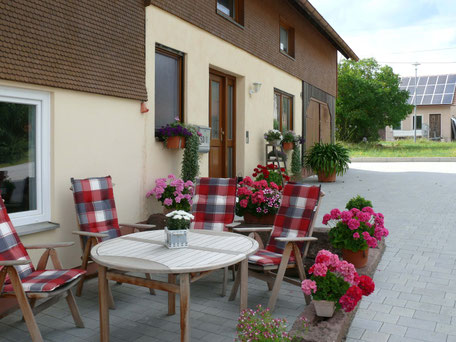 sonniger Sitzplatz auf der Eingangsseite vom Hof