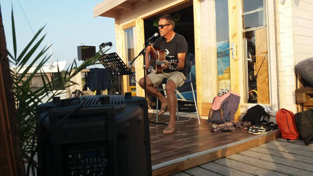 Livemusik an der VDWS Surfschule Rerik. Komm vorbei und hab Spaß nahc deinem Surfkurs an der Ostsee.