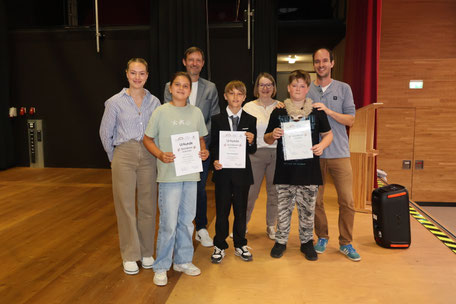 Die diesjährigen Sozialpreisträger mit ihren Klassenlehrern